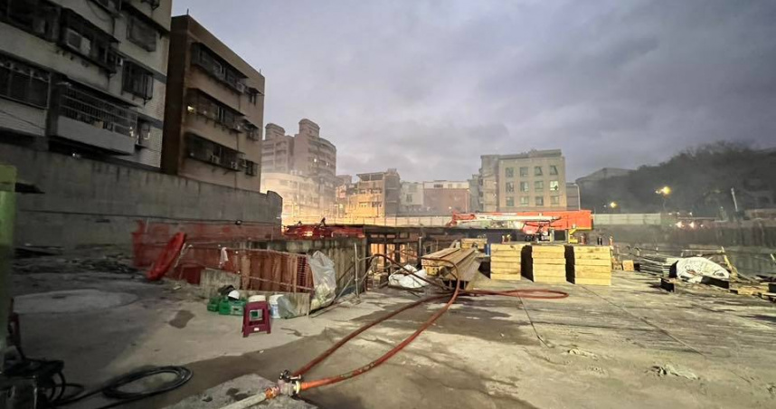 新北市鶯歌區一處建案工地17日晚間傳出火警，現場惡臭黑煙四散，環保局目前已解除空品示警。（圖／翻攝自臉書／新北i環保）