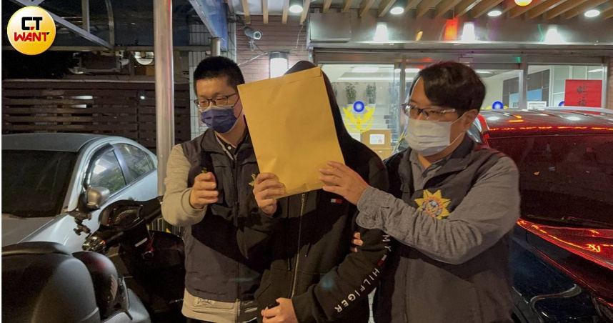 閃兵集團涉嫌協助役男做假病歷逃兵，仲介訊後移送新北地檢複訊。（圖／沈建邦攝）