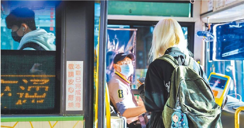 新竹縣快捷9號公車19日又出包，司機因身體不適而誤點45分鐘。示意圖，非當事司機。（圖/新竹縣政府提供）