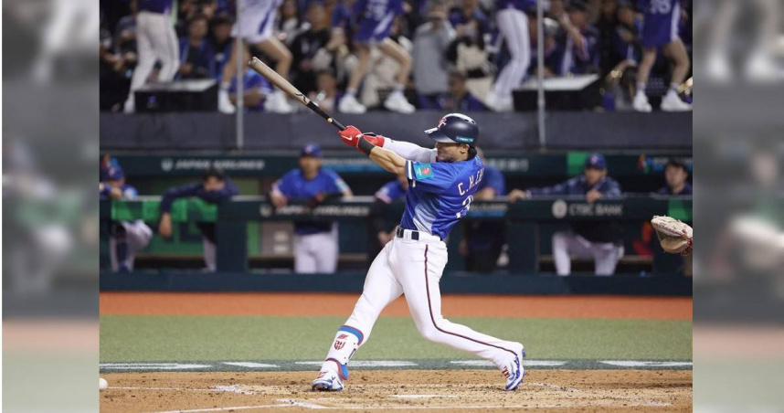 四局上陳傑憲揮出滾地球帶1分打點，中華隊4：0領先南非隊。（圖／中國時報杜宜諳攝）