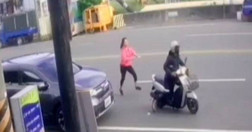 高雄1名攤商在收攤時將車移置店前，豈料卻被1名男騎士偷走車上物品逃逸，警方正在追緝中。（圖／翻攝畫面）