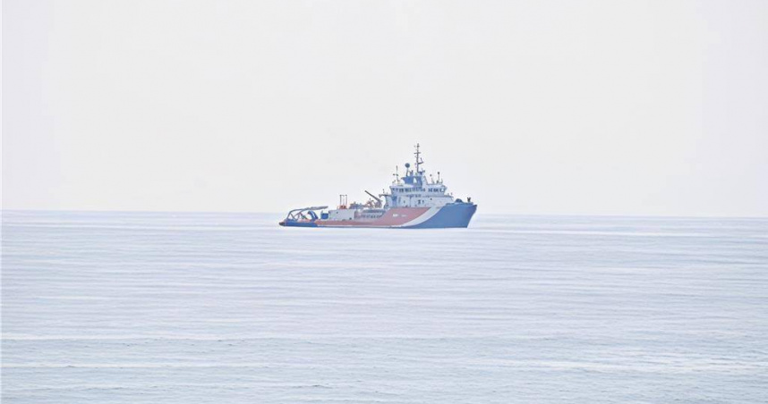 都蘭鼻海域風浪減弱,打撈船「寶拉麗絲3號」再次出動執行勇鷹高教機打撈作業,作業位置較前日向南移動超過200公尺。(圖/蕭嘉蕙攝)