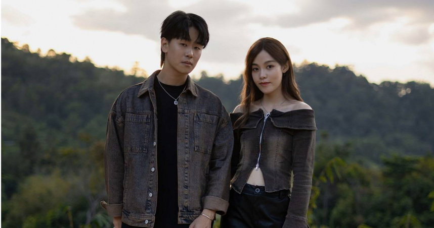 李佳歡（右）推出和卓振聲（左）合唱的新歌〈有話沒說〉，MV特別到李佳歡故鄉馬來西亞取景拍攝。（圖／華納音樂、Cross Ratio娛樂提供）