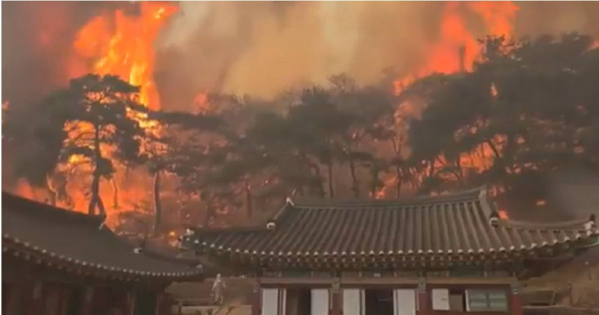 南韓東南部爆發野火至今已延燒6天，災情不斷擴大，而慶尚北道最具代表性大型寺廟之一、興建於西元681年的「孤雲寺」也慘遭燒毀。（圖／擷取自X）
