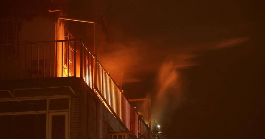 台北市信義區嘉興街一棟4樓公寓頂樓加蓋27日發生火警，警消趕抵時已全面燃燒，後在頂加廁所發現1名明顯死亡女性。（圖／中國時報杜宜諳攝）