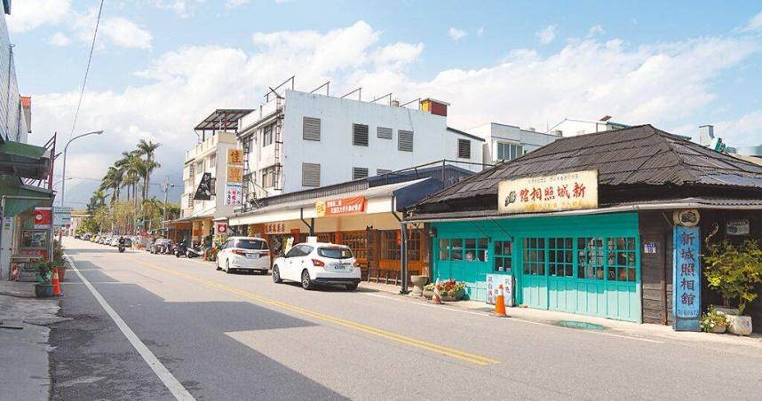 花蓮縣新城鄉公所近期預計在博愛路設置人行道、拓寬道路，並拆除路旁包括知名景點「新城照相館」等占用國有地的建築，引起地方反彈，計畫因此喊卡。（羅亦晽攝）