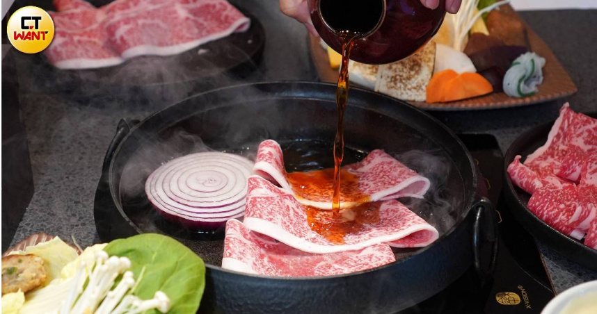 店員協助煎肉時，會協助倒入鹹鹹甜甜的秘製壽喜燒醬汁。（圖／魏妤靜攝）