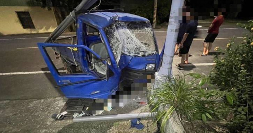 嘉義1輛小貨車突自撞路旁電桿，導致車頭嚴重凹陷爛毀，造成1死1傷等憾事。（圖／翻攝畫面）