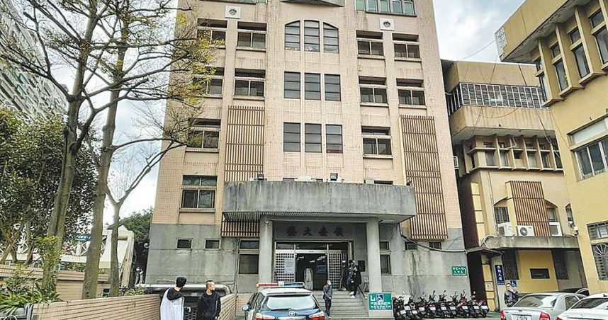 桃園市文化局陳姓職員去年11月在臉書上公審同僚，稱同僚是「天生當奴才的料」、「自我矮化的官僚」，還揭露同僚姓名職稱，新北地檢署偵查後認定陳姓職員沒有侮辱之意，屬於適當評論，但已違法張貼個資，依違反《個人資料保護法》起訴。（圖／報系資料照）