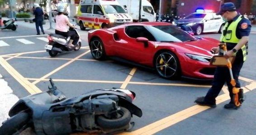 1800萬法拉利撞上機車。（圖／翻攝畫面）