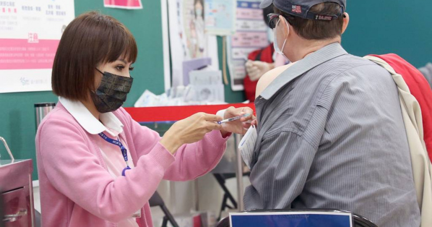 根據疾管署最新資料顯示，國內新冠肺炎疫情已連續3周上升，高峰可能落在5月或6月；醫籲盡速接種疫苗並戴好口罩。（示意圖／報系資料照）