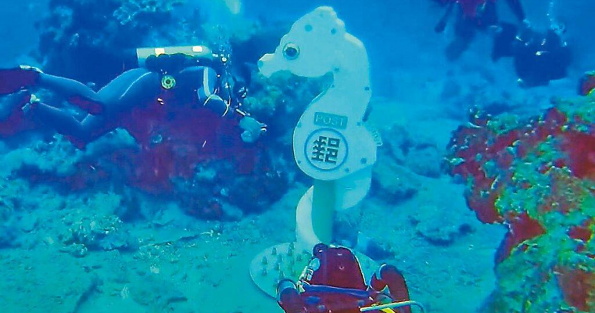 台東縣綠島鄉石朗海下的「豆丁海馬郵筒」，因維護統包案屢流標，導致信件無人收取、寄送，鄉公所改採分案招標，預計暑假前發包。（圖／民眾提供／蕭嘉蕙台東傳真）
