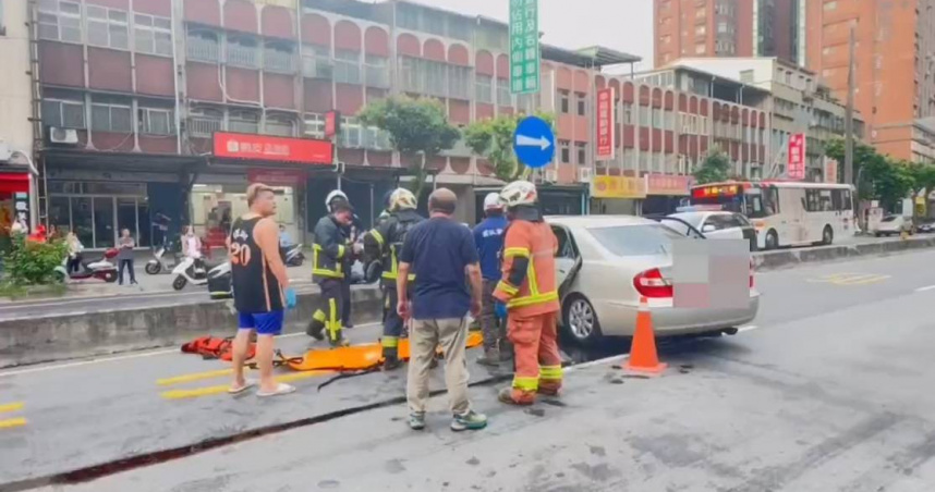 78歲駕駛高速衝撞放學人群，導致3人死亡，12人輕重傷。（圖／翻攝畫面）