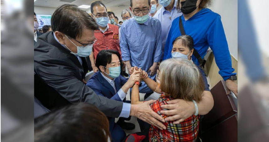 賴清德19日晚前往土城長庚醫院慰問三峽車禍傷者和家屬，有家屬當面請命，希望別再讓70歲以上長者開車。（圖／總統府提供）