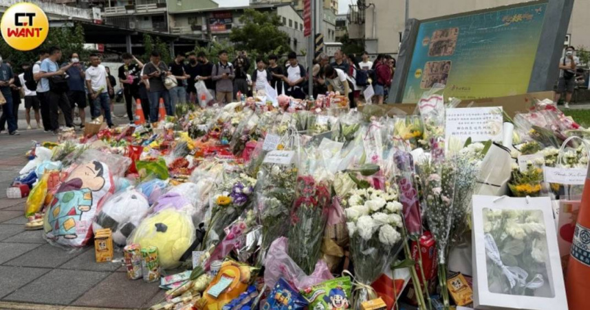 國民黨今天呼籲賴總統要兌現他選前的競選承諾，讓台灣立即擺脫行人地獄的惡夢，圖為三峽重大車禍現場，有許多民眾準備鮮花、零食到現場悼念。（圖／沈建邦攝）