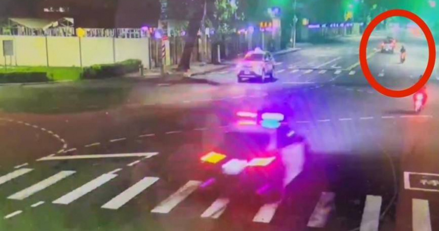 謝女騎機車闖紅燈遭攔查，但她卻拒絕配合並加速逃逸，最終自撞路旁摔車慘死。（圖／翻攝畫面）