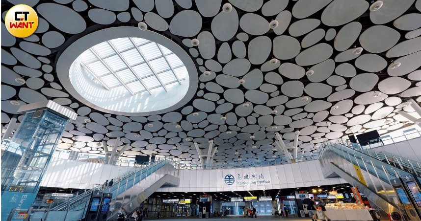 全新的高雄車站具有鮮明的「雲朵天棚」，是以79支花柱支撐、共有2,700片雲朵。（圖／焦正德攝）