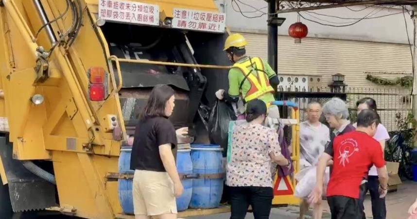 隨車收運垃圾的清潔隊員，要求民眾落實垃圾分類，常遭情緒失控民眾辱罵、丟垃圾、潑廚餘甚至毆打。（圖／翻攝畫面）