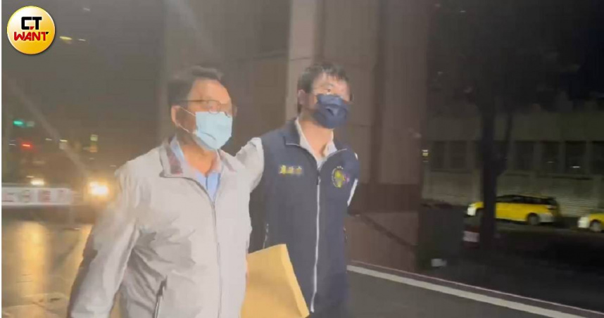 民進黨籍前立法委員陳歐珀涉嫌收賄，遭檢方聲請羈押，羈押庭則將在晚間8時召開。（圖／陳柔瑜攝）