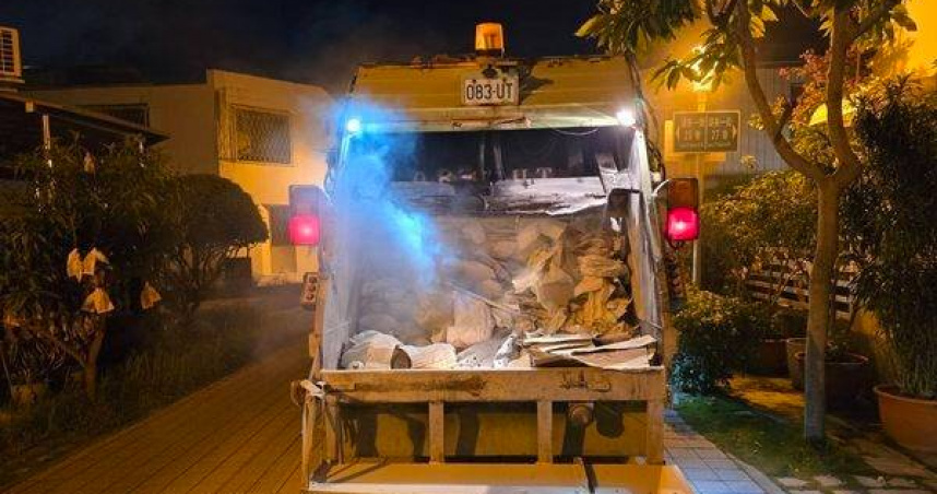 台南回收車壓縮垃圾突起火。（ 圖／翻攝畫面）