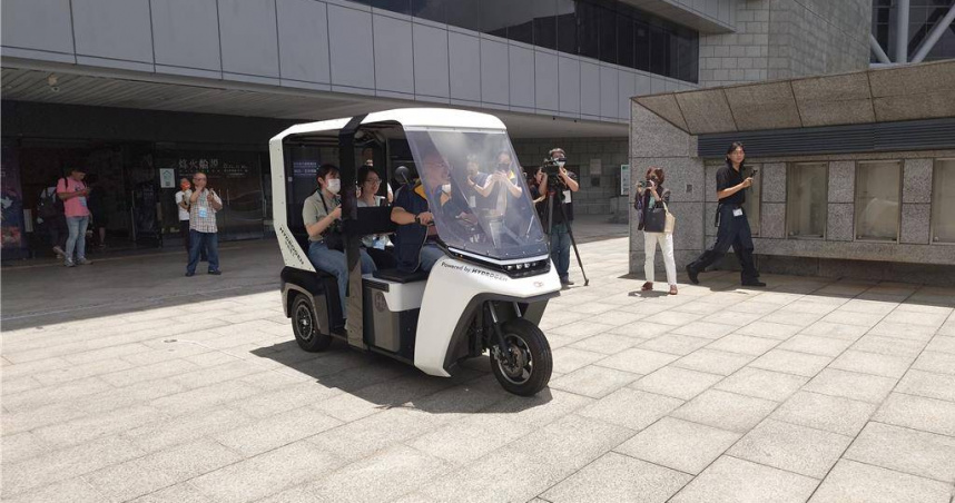 科工館「氫能」特展現場，展出氫能電動機車、三輪車，其中三輪車可現場演示氫能運作特性。（圖／中國時報記者任義宇攝）