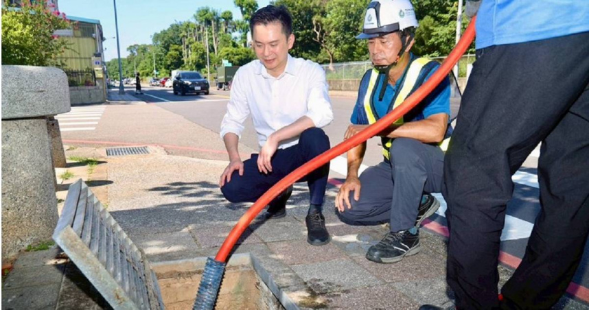 汛期將近，竹北市長鄭朝方（左1）與公所人員關心排水渠道通暢狀況。（圖／翻攝自竹北市公所媒體群組）