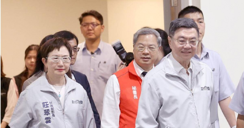 行政院長卓榮泰(右起)在行政院祕書長龔明鑫及財政部長莊翠雲等人陪同下,前往遠雄航空自由貿易港區,視察關務署台北關防杜違規轉運情形,卓揆致詞時強調,嚴防洗產地能為我方爭取與美貿易談判籌碼。(圖/中時記者范揚光攝)