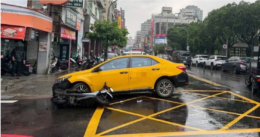 三重正義南路計程車突然左轉撞上直行機車，騎士卡車底後獲救送醫無大礙。（圖／報系資料照）
