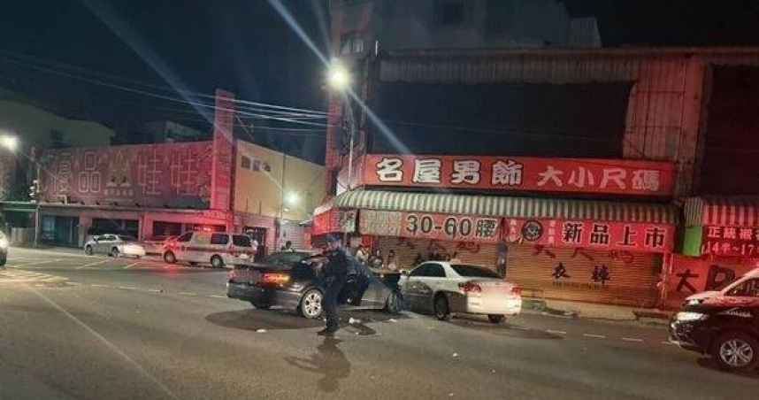 高雄賓士闖燈猛撞男駕駛骨折送醫。（ 圖／翻攝畫面）