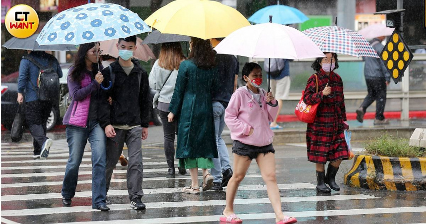 西南風加上水氣增多影響，今天全台都有降雨機率，且還伴隨午後雷陣雨開炸，明天各地又回恢復多雲到晴的好天氣，不過仍需留意午後雷雨彈。（圖／CTWANT資料照）