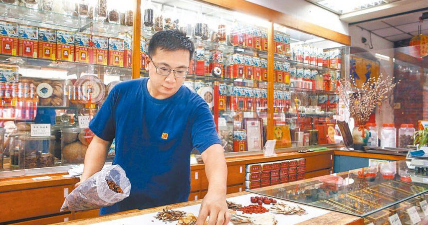 台灣逾30年未核發中藥販售證照，列冊中藥商自94年至113年從10585家降到7478家。示意圖為春元行老闆陳建智。（圖／報系資料照）