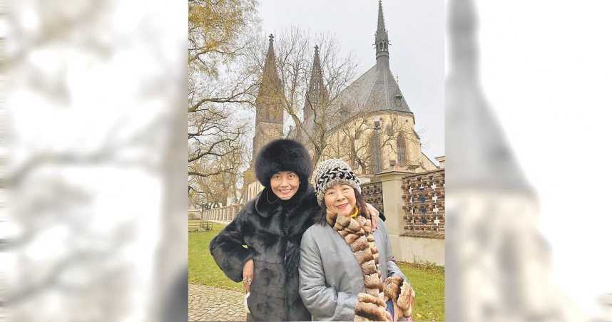 倪淑君（左）曾陪媽媽到歐洲旅遊。（圖／倪淑君提供）