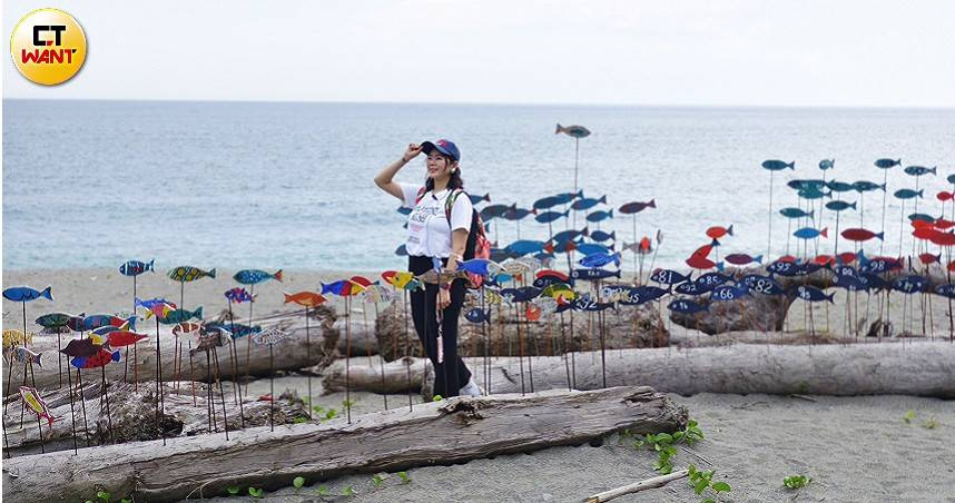 在朝陽漁港旁沙灘上可見公民參與式藝術創作、以漂流木為媒材的「遇見那海有漁」裝置藝術。（圖／魏妤靜攝）