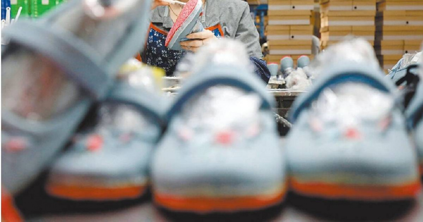 美國與越南達成關稅貿易協議，吸引全球目光。圖為越南鞋工廠。（圖／路透社）