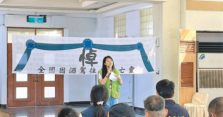 道安講習汽車違規班去年人數暴增。圖為台東監理站在台東市殯儀館靈堂舉辦酒駕道安講習。(圖/台東監理站提供)