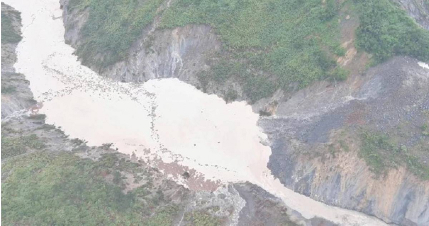 雲林縣古坑鄉草嶺村出現堰塞湖,第4河川分署下午6點許發布聲明,堰塞湖水位大幅下降23公尺,警戒已解除。(圖/水利署第4河川分署提供/中國時報記者張朝欣雲林傳真)
