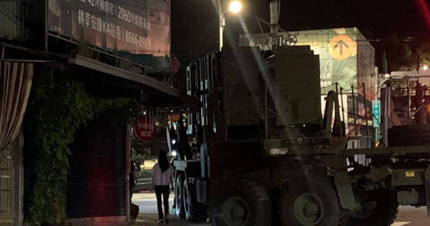 漢光演習3天內爆2起意外，昨日晚間愛國者飛彈車轉彎時不慎，卡到店家遮雨棚。（圖／台灣讚警臉書）