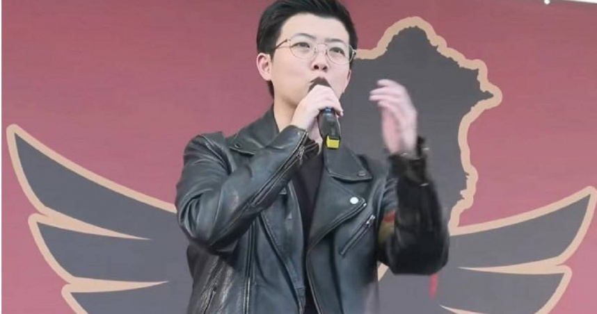 羅智強表示，苗博雅站在納粹鷹下的舞台上，帶頭宣傳大惡罷，這件事，總該出來交代一下吧？（圖／取自羅智強臉書）