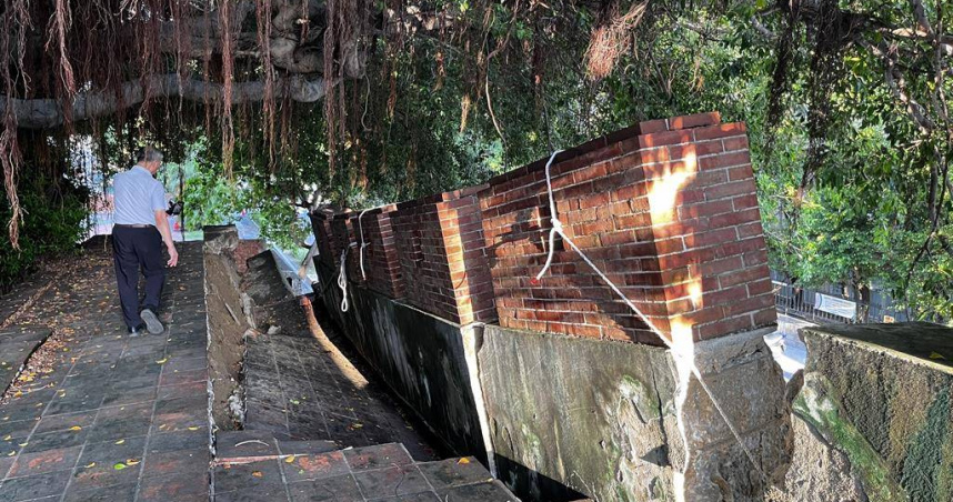 國定古蹟「台灣府城城門及城垣殘蹟」南門段城垣疑因受雨水滲蝕，結構受損發生傾斜塌陷。（圖／翻攝畫面）