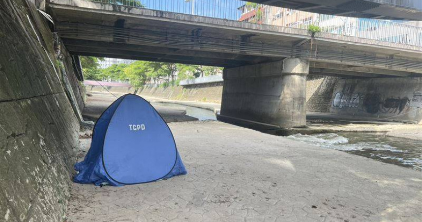 台中西區麻園頭溪發現失蹤3天的72歲老翁遺體，警消已將遺體打撈上岸。（圖／翻攝畫面）