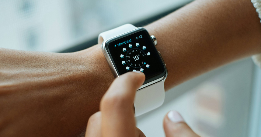 許多網友指出，Apple Watch的「找手機」、「刷載具」、「對講機」、「健康監測」等功能都很實用。（示意圖／翻攝自unsplash）