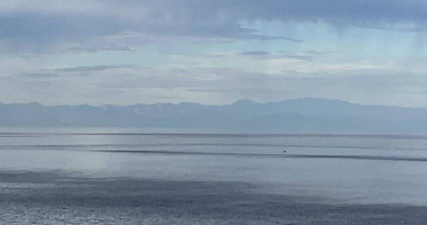 日本與那國島罕見肉眼直擊台灣中央山脈。（圖／翻攝自X@yonaguni_kanko）