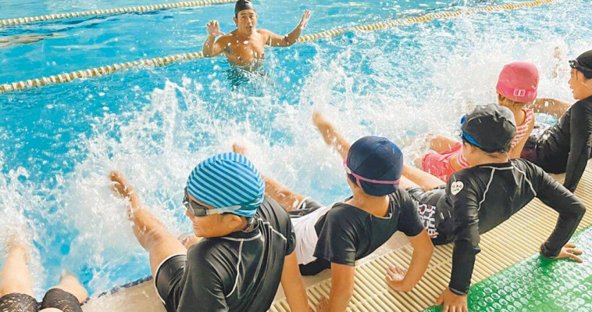 台南市只有25所高國中小學設有游泳池、且城鄉差距嚴重，導致逾半數學校沒有辦理游泳課程，影響學生的游泳與自救能力。（圖／台南市政府提供／中國時報洪榮志台南傳真）