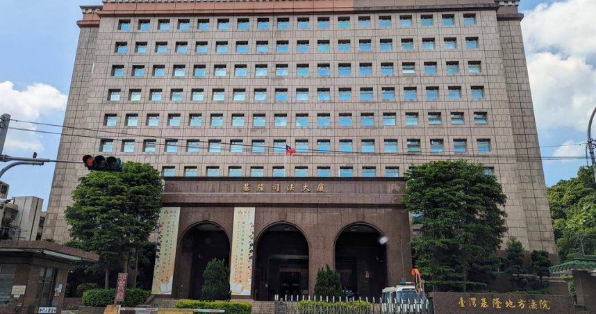 今年5月發生的5歲男童遭親父悶殺案，基隆地檢署偵查終結，認為凶嫌簡男涉犯殺人罪，依《國民法官法》提起公訴，並於11日移審。（圖／張志康攝）