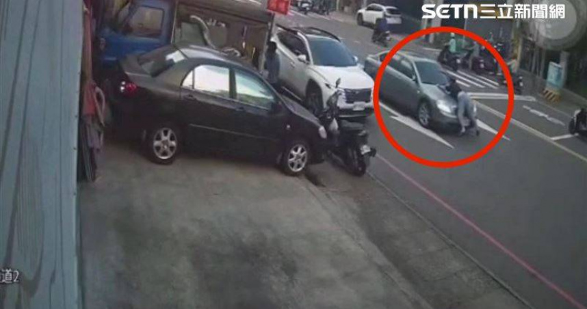 台中一名邱姓婦人遭詐騙，30歲的女兒設局約出車手，對方驚覺有異想要駕車逃逸，邱婦女兒情急跳上引擎蓋攔阻。（圖／三立新聞網提供）