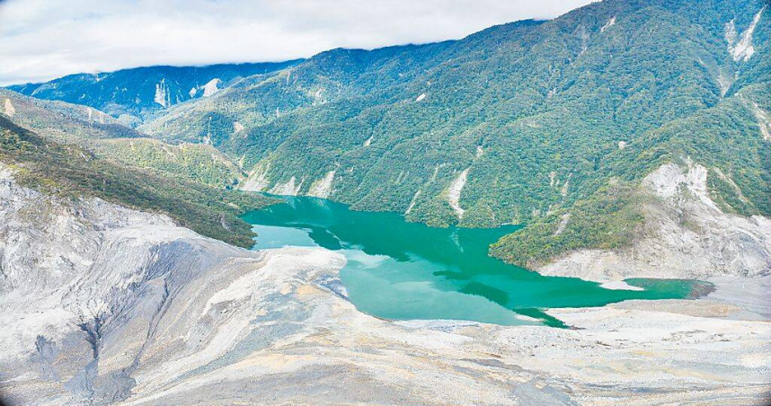 因颱風逼近，林保署花蓮分署分署緊盯馬太鞍溪堰塞湖水位溢流狀況，將發布黃紅色警戒，請居民撤離，圖為馬太鞍溪堰塞湖近日空拍影像。（圖／林保署花蓮分署提供）