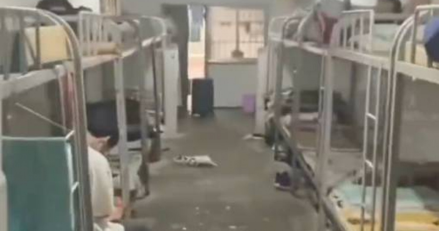 湖南一所學校把廁所改建成宿舍，但裡面骯髒不堪，留下4個半開放的廁所。（圖／翻攝自大象新聞）