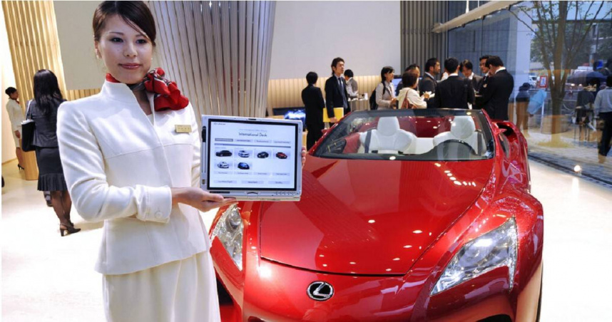 月薪僅16萬日圓的姊姊，開著紅色Lexus豪車返家，引發弟弟與家人驚呼連連！（示意圖／達志／美聯社）