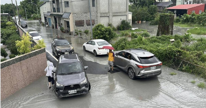 花蓮光復市區多數民眾23日因未收到相關警報通知，大水來時只能到處亂竄，最後受困其中。（圖／報系資料照）