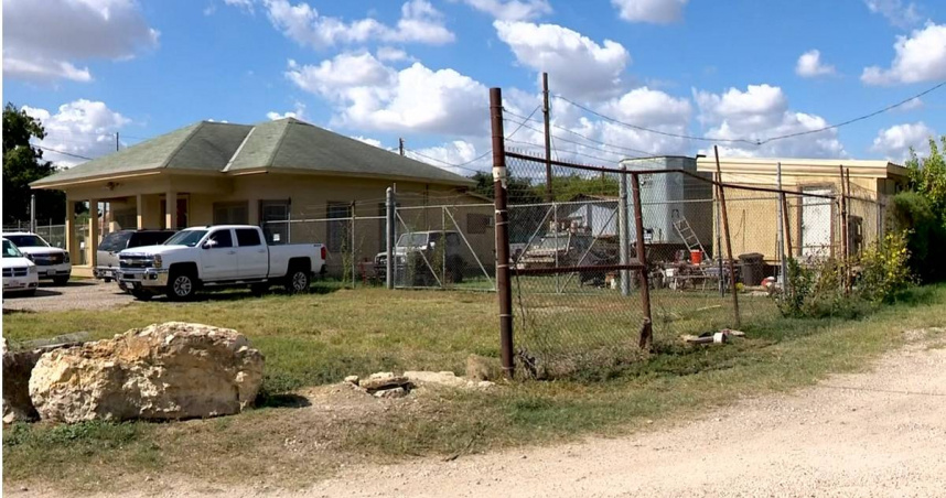 近日，美國德州一名水管工人在公司外的草坪進行日常維護工作時，發現了一顆褐黃色的球體，原本以為是乾掉的哈密瓜，誰知撿起一看，才發現是一顆已經徹底白骨化的顱骨。（圖／翻攝kens5）